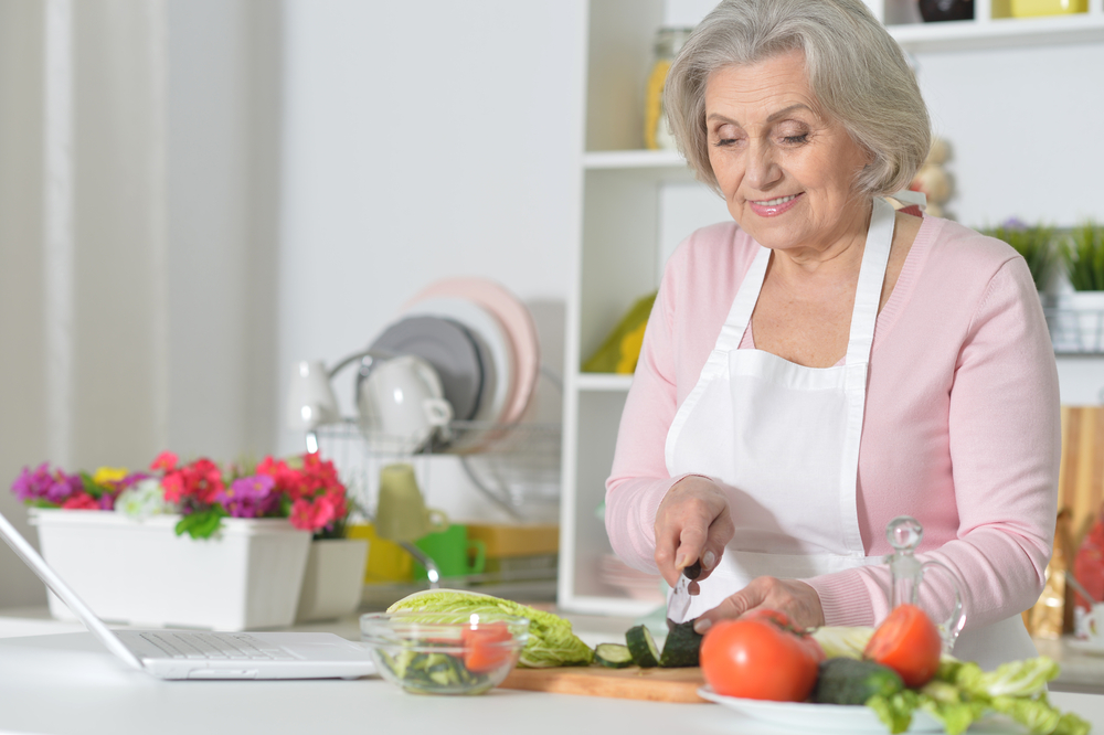 5 chế độ ăn tốt nhất cho phụ nữ trên 50 tuổi | viamclinic.vn